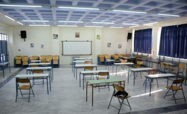 Ngren flamurin shqiptar në oborrin e shkollës greke, nxënësin e dërgojnë te drejtori
