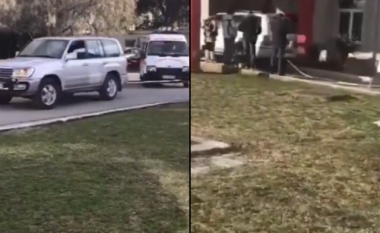 VIDEO/ Çudira në Tiranë, makina tërheq drejt Urgjencës ambulancën e prishur dhe me pacient brenda