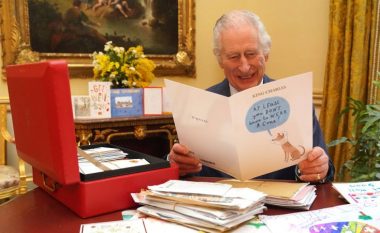 Mbreti Charles fotografohet i buzëqeshur teksa lexon urimet për shërim!