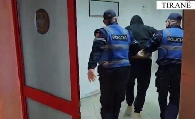 Parandalohet krimi në Tiranë/ Kërcënoi se do vriste me sëpatë vëllanë dhe kunatën, vihet në pranga 46-vjeçari