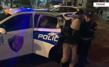 Shisnin doza kanabisi në afërsi të një shkolle, arrestohen 4 të rinj! Dy të proceduar në Tiranë
