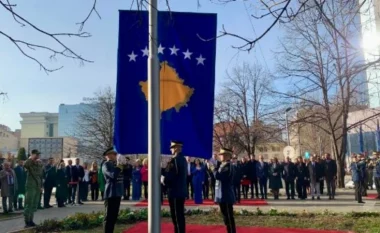 Nën tingujt e himnit, ngrihet flamuri i Kosovës! Osmani dhe Kurti urojnë Pavarësinë: Jemi më të fortë se kurrë