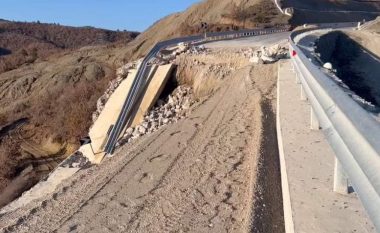 Jeta e udhëtarëve në rrezik, të pathënat e aksit Korçë-Ersekë ku sot u prish ura