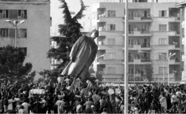 ​Sot 33 vite nga rrëzimi i bustit të diktatorit Enver Hoxha