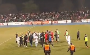 VIDEO / Skënderbeu – Partizani mbyllet me sherr, përplasje mes lojtarëve