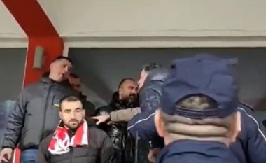 PAMJE TË TURPSHME/ Tifozët e Skëndërbeut përplasen me Presidentin e Dinamos