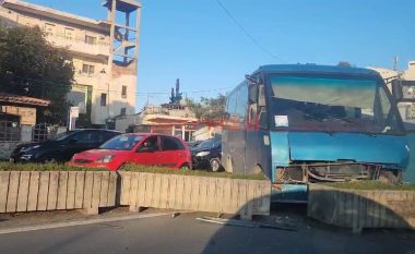 Autobusi përplaset me trafikndarësen në Durrës, krijohet trafik i rënduar