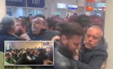 Fermerët në Greqi “luftë” me policinë, çajnë kordonin dhe futen në sallën VIP të aeroportit për të takuar ministrin