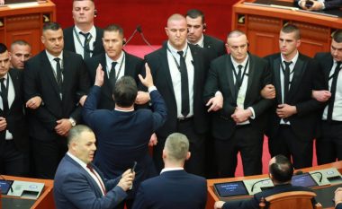 “Teatër kukullash” – Tensionet dhe përplasja brenda dhe jashtë Kuvendit, Bledi Çuçi paralajmëron: Nëse ata vazhdojnë kështu…