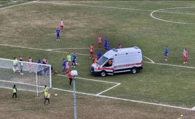VIDEO / Momente paniku në Kategorinë e Parë, lojtari transportohet me urgjencë në spital pas një përplasje në fushë