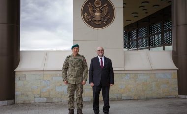 Komandanti i KFOR-it takohet me ambasadorin amerikan, flasin mbi zhvillimet e fundit të sigurisë në Kosovë
