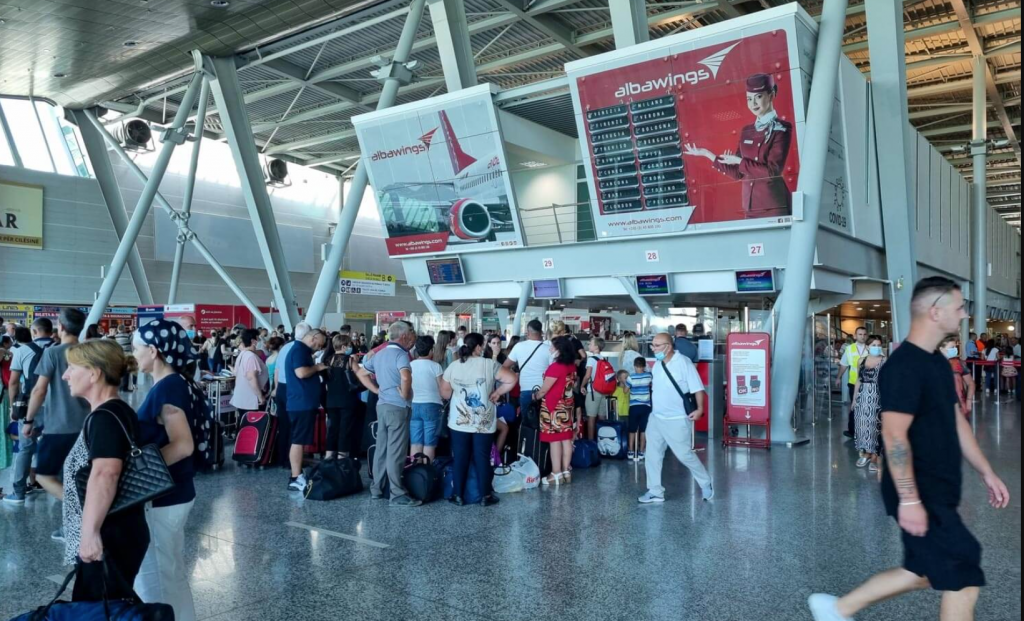cmimet-e-larta-te-naftes-shkurtuan-fluturimet-ne-mbare-boten-aeroporti-i-tiranes-ka-nje-njoftim-dhe-per-shqiptaret