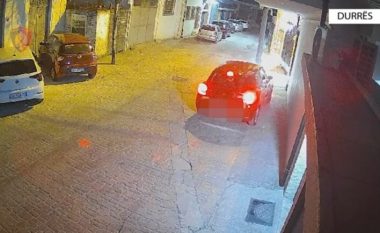 I vuri zjarrin një automjeti dhe tentoi të digjte banesën e 42-vjeçarit, arrestohet gruaja në Durrës