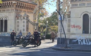 Tronditëse/ Shtatë të rinj p*ërdhunojnë një 13-vjeçare para syve të të dashurit