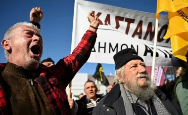 Fermerët grekë përshkallëzojnë protestën, vendosin të bllokojnë rrugët dhe doganat e vendit! 7 kërkesat ndaj qeverisë Mitsotakis
