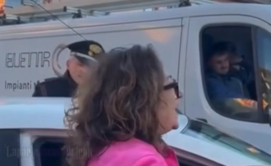 VIDEO/ Gruaja italiane nuk përmbahet pas aksidentit, ofendon dy shqiptarët me fraza raciste