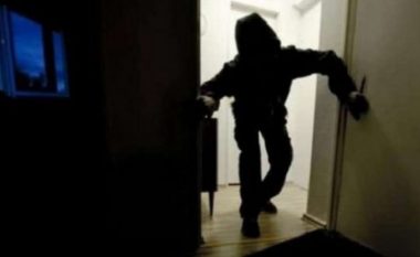 Vjedhje në një banesë në Korçë/ Grabitësit dhunojnë të moshuarin dhe e bëjnë për spital