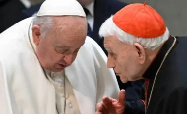 Bëri meshën në komunizëm dhe kaloi 28 vite në burg, Papa Françesku nderon kardinalin shqiptar: Martir i gjallë!