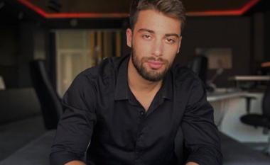 Meriton Mjekiqi nuk heq dorë nga vajzat me famë, ja kush është partnerja e re e moderatorit