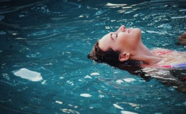 Studimi: Noti në ujë të ftohtë mund të zvogëlojë simptomat e menopauzës