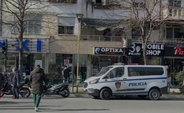 Panik në një dyqan në Tiranë, një person i armatosur kërcënon punonjësit dhe…