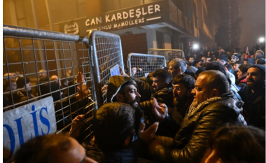Protestuesit përleshen me policinë turke në përvjetorin e tërmeteve shkatërrimtare