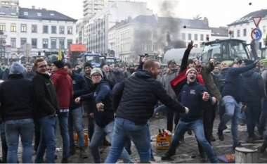 Protesta në Bruksel, fermerët djegin traktorët përpara Parlamentit Europian (VIDEO)