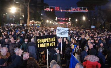 Protesta e opozitës për herë të parë pa praninë e Sali Berishës