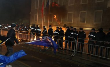 FOTO ALBUMI/ Nga rrëzimi i gardheve metalike te molotovët, çfarë nuk u pa në ekran nga protesta