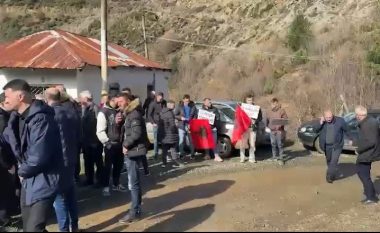 Banorët e 3 fshatrave në protestë kundër HEC-eve në Pukë: Hiqni dorë nga projekti, do ketë pasoja në ekosistem