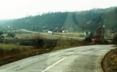 Serbët bllokojnë kalimin e automjeteve shqiptare në Merdarë, paralajmërojnë konflikt me pasoja të paparashikueshme: Do vijojmë derisa…