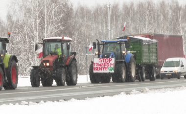 Fermerët polakë bllokojnë me traktorë kalimin kufitar me Ukrainën