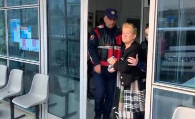 Mësonte nipin 10-vjeçar të përdorte fjalë banale! Tasha e Tik Tok-ut shfaqet e rrethuar nga policia: Jam gjyshe heroinë