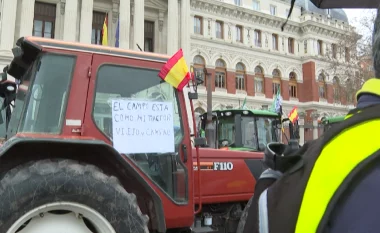 Fermerët spanjollë demonstrojnë me traktorë para ministrisë së bujqësisë në Madrid