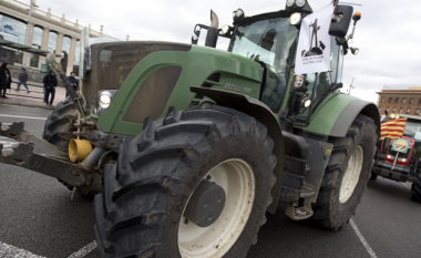 Traktorët portugezë bllokojnë trafikun, sindikatat spanjolle takohen me ministrin, në vijim të grevës së fermerëve (FOTOT)