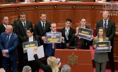 Seanca plenare, deputetët e opozitës hyjnë në Kuvend, bllokohet sërish puna e Parlamentit