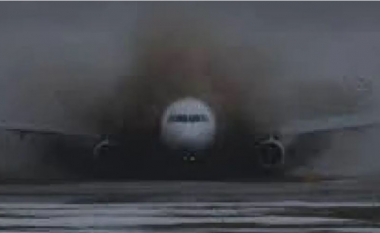 Tmerr dhe frikë për 179 pasagjerë, avioni bën ulje të vështirë (VIDEO)