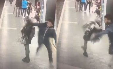 VIDEO/ Një burrë sulmon dhe dhunon gratë të cilat prisnin në stacionin e metrosë
