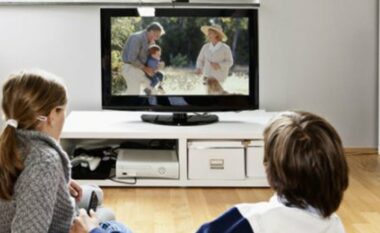 Studimi: Për çdo orë qëndrimi para TV fëmijët flasin 294 herë më pak