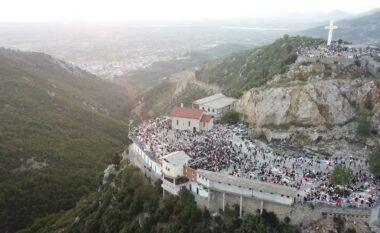 Nis pelegrinazhi në kishën e Shna Ndout në Laç, mijëra besimtarë i drejtohen vendit të shenjtë përgjatë 13 të martave