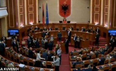 Zhurmues dhe bllokim të foltores, deputetët e opozitës rikthejnë skenarin për bllokimin e seancës parlamentare