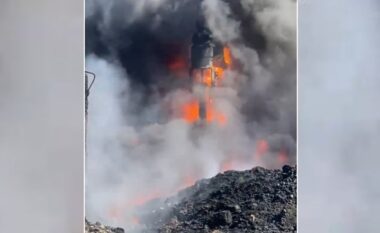 Shpërthen në flakë pusi i naftës në Fier, vendi mbulohet nga ‘re të zeza’ tymi