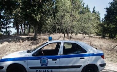 Greqi/ Dy shqiptarët godasin me thikë dy persona, arrestohet 17-vjeçari dhe babai i tij
