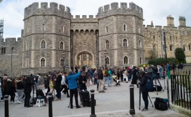 Turma njerëzish vendosin lule dhe letra jashtë Kështjellës Windsor në mbështetje të Kate