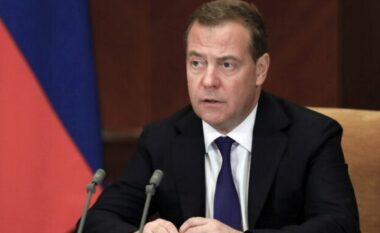 Medvedev thotë se të dyshuarit për sulmin terrorist në Moskë duhet të vriten