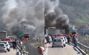Merr flakë autobusi në aksin Elbasan-Tiranë, shtëllunga të mëdha tymi në zonë