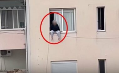 Tiranë/ Gruaja tenton të hidhet nga dritarja (VIDEO)