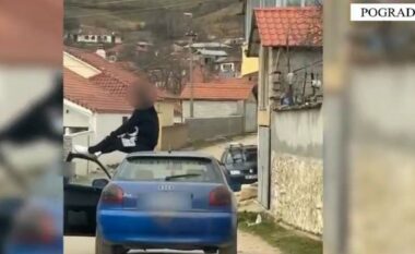 Hipi mbi makinë teksa mjeti ishte në ecje dhe pengoi qarkullimin, gjobitet 20-vjeçari në Pogradec (VIDEO)