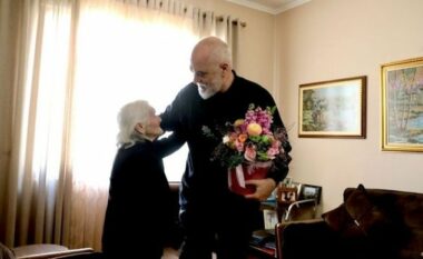 Rama i dorëzon kartën e anëtarësisë socialistes 100 vjeçe në Lushnjë