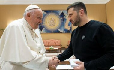 Papa Françesku thirrje për paqe: Ukraina duhet të gjejë guximin dhe të ngrejë një “flamur të bardhë”